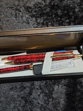 Red Marble Fountain Pen and Pencil Set - Gold Trim